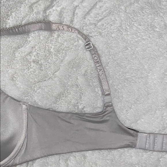 White comfy Victoria’s Secret t-shirt bra. - Picture 6 of 8